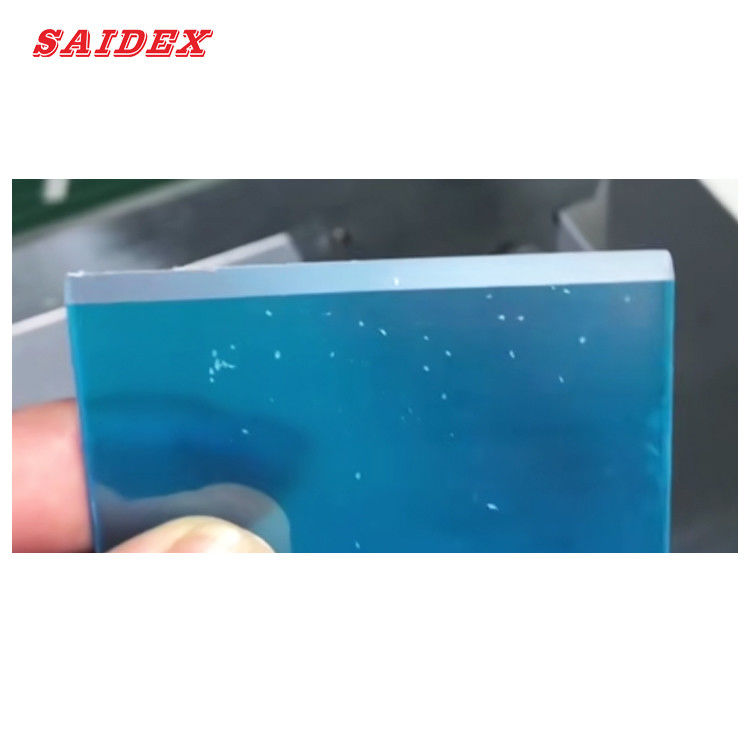 Obtenez des bords parfaitement polie avec une machine de polissage de bords acrylique.