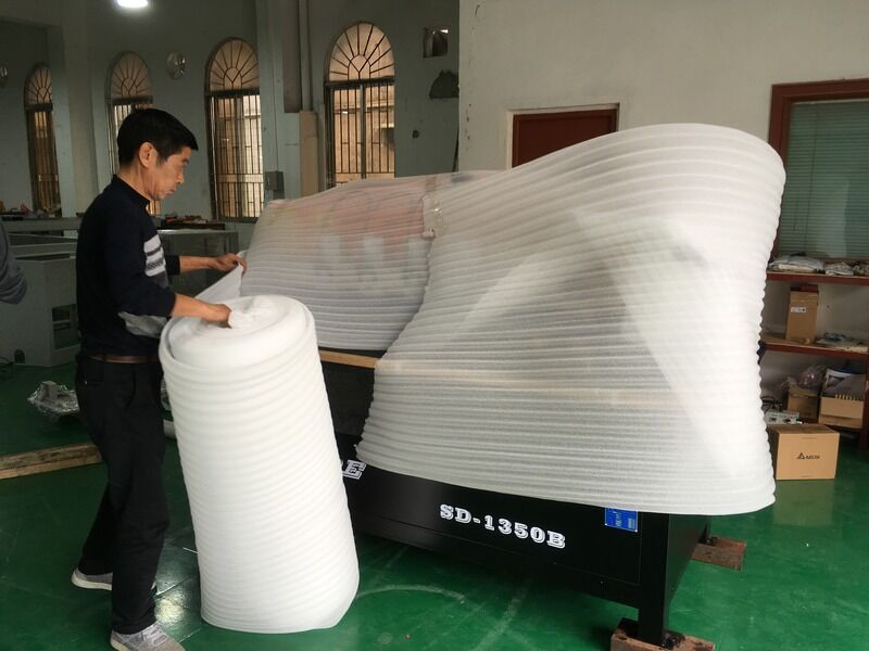 Machine de polissage acrylique dotée d'un système de polissage latéral acrylique d'une puissance d'entrée nominale de 2,5 kW pour des résultats de polissage des bords